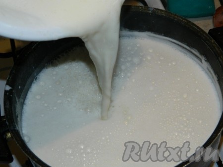 Затем в закипевшую смесь, постоянно перемешивая, чтобы не было комочков, небольшой струйкой вливаем молочно-яичную смесь.