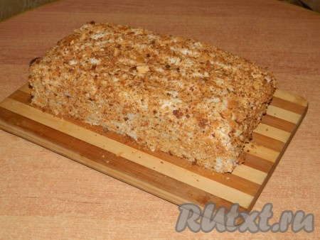 "Наполеон", приготовленный из покупного слоёного теста с заварным кремом, получается нежным, воздушным и очень вкусным. Он отлично подходит и для семейного чаепития, и для праздничного стола!