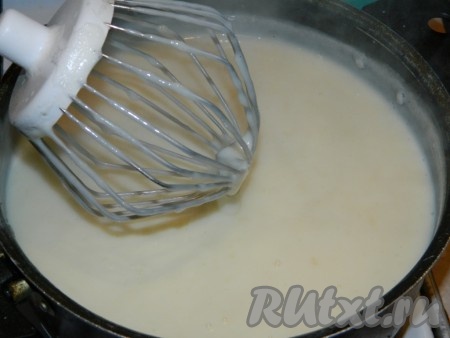 Не прекращая перемешивать ложкой или венчиком (мне удобно было мешать снятым венчиком), на среднем огне доводим заварной крем до кипения. А затем, постоянно перемешивая, варим крем на небольшом огне до загустения, убираем с огня. И помним о том, что, остывая, он станет ещё немного гуще. До полного остывания крема ждать необязательно. Немного остыл и можно смазывать коржи из слоёного теста тёплым заварным кремом (благодаря тому, что крем тёплый, коржи торта "Наполеон" быстрее пропитаются).