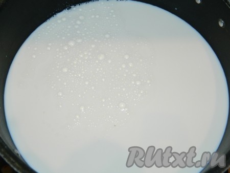 Оставшиеся 2 литра молока переливаем в кастрюлю с толстым дном, всыпаем сахар, доводим на достаточно сильном огне до кипения, помешивая.