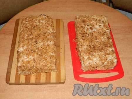 Мне нужен был торт "Наполеон" на 2 стола, поэтому я его разрезала напополам и получилось 2 торта. Каждый из них в районе 2 килограмм.