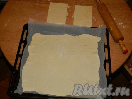 Разрезаем каждый пласт напополам. На присыпанной мукой поверхности раскатываем каждую половинку теста до толщины 2-2,5 миллиметра (у меня как раз получается пласт размером с мой противень). Перекладываем раскатанное тесто на противень, застеленный пергаментом. Для того чтобы тесто сильно не вздувалось в процессе выпечки, его можно по всей поверхности наколоть вилкой. Отправляем противень в духовку, заранее разогретую до 210 градусов. Выпекаем корж до слегка румяного цвета (в зависимости от особенностей духовки на выпечку потребуется минут 10-12). Готовый корж достаём, перекладываем на решётку, оставляем остывать.