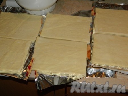 Берём 3 упаковки слоёного теста - это 6 пластов по 250 грамм. Тесто можно взять как дрожжевое, так и бездрожжевое. Размораживаем слоёное тесто при комнатной температуре.