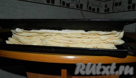 А вот теперь, пропитанный торт, прижимаем поплотнее, разместив сверху другой противень, как на фото.