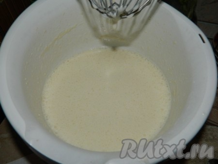 Для приготовления заварного крема смешиваем 1 литр молока с яйцами, ванилином и мукой до однородности (я перемешивала миксером).