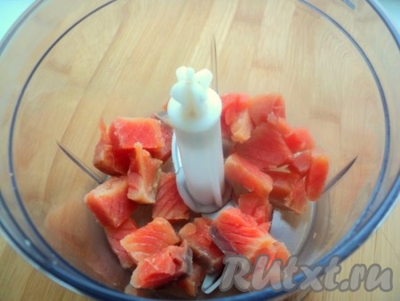 Для крема филе семги порезать кусочками и измельчить блендером.