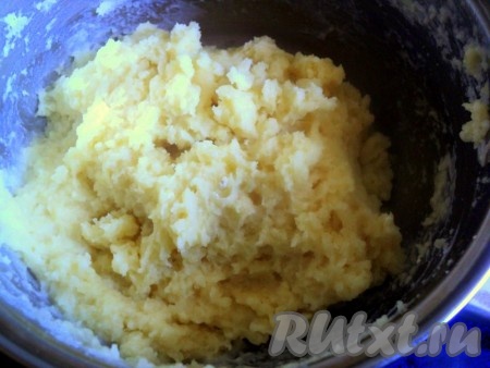 Снять кастрюлю с огня, добавить муку, хорошо перемешать, вернуть кастрюлю на огонь. Прогревать, постоянно помешивая, пока тесто не скатается в ком.
