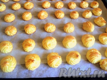 Выпекать профитроли при температуре 200 градусов 15 минут, затем температуру снизить до 170 градусов и печь еще 10 минут. Первые 20 минут духовку не открывать.
