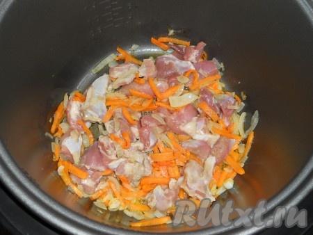 Добавить нарезанное небольшими кусочками индюшиное мясо, перемешать и обжаривать еще 10 минут на том же режиме.