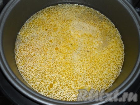 Влить нужное количество воды, посолить по вкусу. Закрыть крышку мультиварки и выставить режим "Суп" (время приготовления - 1 час).
