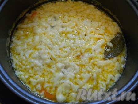 Открыть крышку и добавить тесто чайной ложкой. Суп перемешать. Добавить лавровый лист. Установить режим мультиварки "На пару" на 5-7 минут. Этого времени достаточно, чтобы клецки приготовились.
