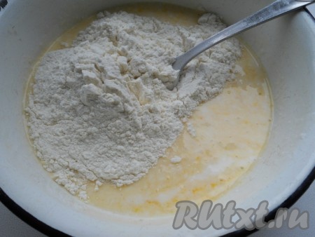 Пока суп варится в мультиварке, приготовить тесто для клецек: к кефиру добавить яйца, взбить вилкой. Всыпать просеянную муку и хорошо перемешать. Густоту теста определяйте сами - у меня любят более мелкие клецки, поэтому тесто я делаю не густое.
