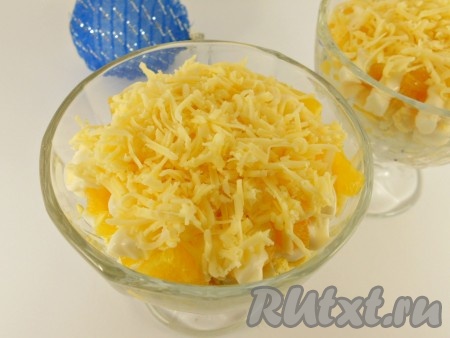 В салатник или креманки уложить салат слоями, каждый - смазывая немного майонезом. Слой лука посолить.
1-й слой - яблоки;
2-й слой - лук;
3-й слой - яйца;
4-й слой - апельсины.
Сверху посыпать тертым сыром.