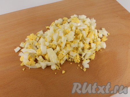 Яйца отварить вкрутую и порезать мелкими кусочками.