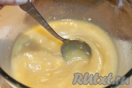 Добавить растопленное масло, слегка взбитое яйцо, цедру и еще раз размешать. Постепенно добавлять мучную смесь к жидкости, чтобы получилось однородное тесто без комков.