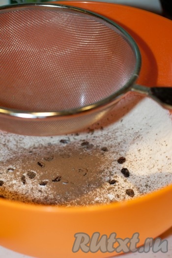 Муку, соль, соду просеять через сито. Добавить специи (в данном рецепте использовались: барбарис, ванилин, корица, мята).