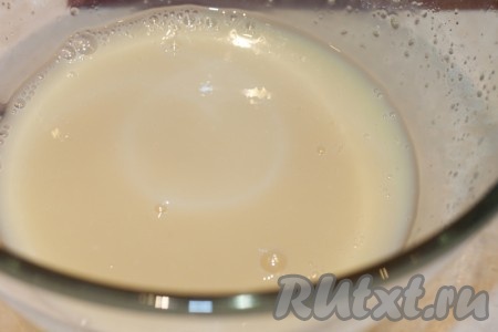 Горячим молоком залить мед и сахар, размешать до полного растворения.