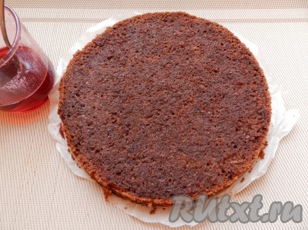 Получившийся вишнёвый сироп остудить и пропитать им оба коржа.
