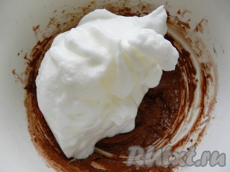 Охлаждённые белки (из холодильника) взбить миксером со щепоткой соли в густую, устойчивую массу и аккуратными движениями с помощью лопатки вмешать в тесто.
