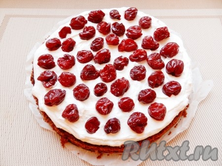 Поверх сливок выложить вишню, накрыть вторым коржом.
