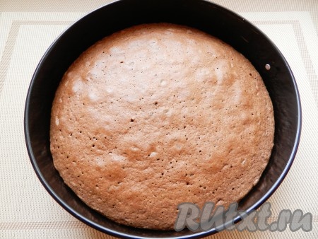 Выложить тесто в форму для выпечки (я взяла форму диаметром 21 сантиметр), смазанную маслом, и выпекать в разогретой до 180 градусов духовке 25 минут. Готовность бисквита проверить деревянной палочкой (деревянная палочка при прокалывании готового бисквита должна остаться сухой).