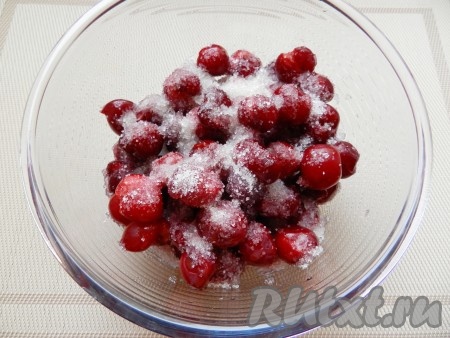 100 грамм сливочного масла достать из холодильника, чтобы оно стало достаточно мягким. Вишню немного разморозить, затем засыпать 50 граммами сахара, полить ликёром (или коньяком) и оставить на 1 час или более, чтобы ягоды пустили сок. Затем образовавшийся сок слить в отдельную ёмкость (этот сок нам понадобится в дальнейшем для пропитки коржей).
