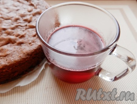 Стёкший с вишни сок нагреть, довести до кипения, а затем проварить на небольшом огне, примерно, 5 минут (до загустения).
