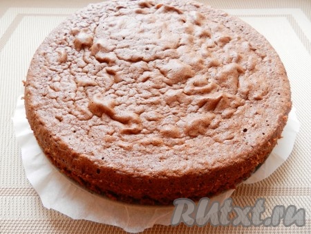 Готовый бисквит остудить в форме. Затем вынуть и разрезать на два коржа.