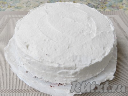 Верх и бока торта&nbsp;"Пьяная вишня" смазать взбитыми сливками. Убрать торт в прохладное место на несколько часов, чтобы он хорошо пропитался.
