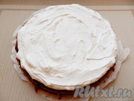 Сливки взбить с сахарной пудрой и смазать нижний корж толстым слоем.