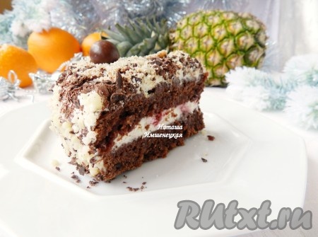 Украсить торт натёртым шоколадом, миндальной крошкой, вишнями и можно подавать к столу. Торт "Пьяная вишня", приготовленный  в домашних условиях, получается очень вкусным и нежным. Такая выпечка несомненно украсит любой праздничный стол!