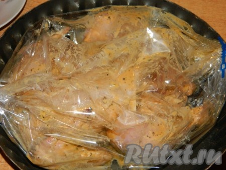 После маринования курицу положить в пакет для запекания (можно в фольгу) и поставить в духовку при температуре 200 градусов минут на 50. Затем разрезать пакет и поставить ещё минут на 10-15 для подрумянивания.
