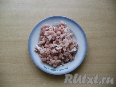 Мясо разморозить и нарезать мелкими кубиками.