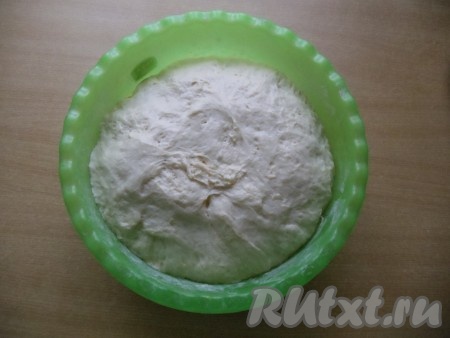 Дрожжевое тесто для пирога я делаю сама, но вы можете взять покупное.