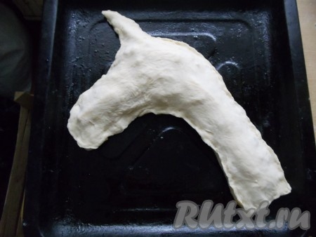 На тесто выложить картошку, мясо &nbsp;и приправу, сверху положить небольшие кусочки масла. Закрыть пирог другим пластом теста в виде лошади, защипнуть края.
