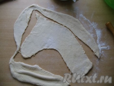 Тесто раскатать в пласт, вырезать голову лошади, аккуратно переложить на противень, смазанный растительным маслом.
