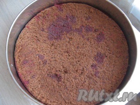 Выкладываем один корж на другой.
