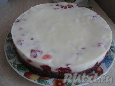 Застывший торт достаём из формы и с помощью плёнки, которой застелено дно формы, переносим на блюдо.
