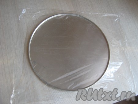 Разъёмную форму, в которой мы выпекали бисквит, моем и высушиваем. На дно формы выкладываем пищевую плёнку.
