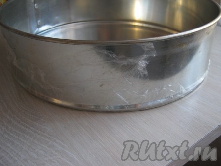 Закрываем борта формы и концы&nbsp;плёнки поднимаем вверх, как на фото. Это мы делаем для того, чтобы легче было готовый торт "Зимняя вишня" переложить на блюдо, так как наш торт будет хорошо пропитан.