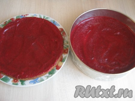 Один корж кладём обратно в разъёмную форму. Коржи обильно пропитываем измельчённой вишней.