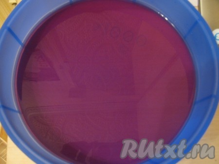 Приготовим вишнёвое желе. Берём пакетик вишнёвого желе и делаем всё так, как написано на упаковке. Если готового желе нет, то 20 грамм желатина заливаем 200 граммами холодной кипячёной воды и ставим набухать на 20-30 минут, после набухания ставим желатин на медленный огонь и при постоянном помешивании доводим до кипения, но не кипятим. Готовый желатин смешиваем с вишнёвым соком или компотом. Готовое вишнёвое желе выливаем в форму слоем 1 см (у меня форма диаметром 24 см) и ставим до полного застывания.
