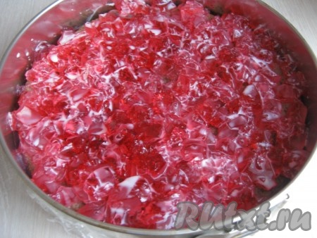 Заливаем тонким слоем часть молочного желе и ставим в холодильник на 20-30 минут, чтобы желе "схватилось" и не впиталось в нежный корж.
