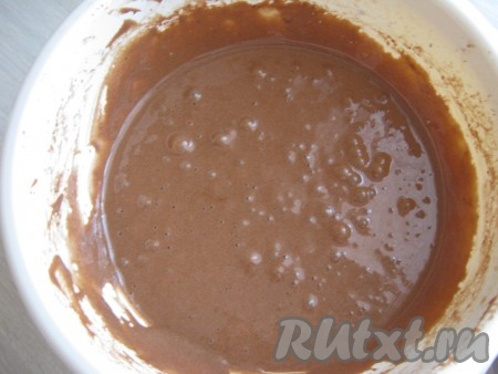 Замешиваем тесто и выкладываем в смазанную маслом форму. &nbsp; &nbsp; &nbsp; &nbsp; &nbsp; &nbsp; &nbsp; &nbsp; &nbsp;&nbsp; &nbsp;&nbsp;
