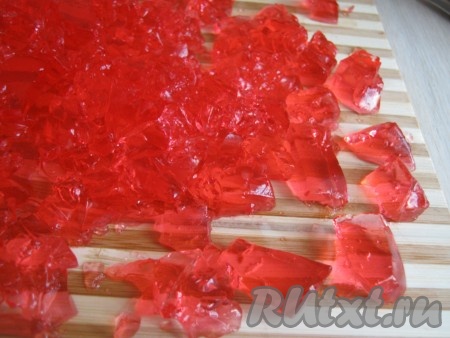 Застывшее вишнёвое желе режем на кусочки.
