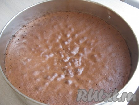 Ставим в разогретую до 180 градусов духовку на 20-25 минут. Готовность проверяем зубочисткой.
