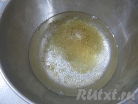 Готовим молочное желе. Берём 20 грамм желатина, заливаем 200 граммами холодной кипячёной воды и ставим набухать на 20-30 минут, после набухания ставим желатин на медленный огонь и при постоянном помешивании доводим до кипения, но не кипятим.