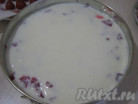 Выливаем оставшееся желе и ставим торт "Зимняя вишня" в холодильник до полного застывания.
