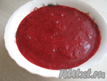 Вишню измельчаем в блендере с сахаром.
