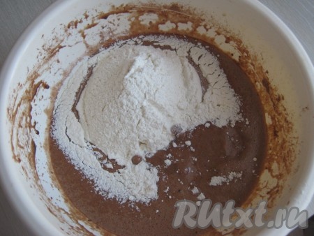 Добавляем просеянную муку и разрыхлитель.